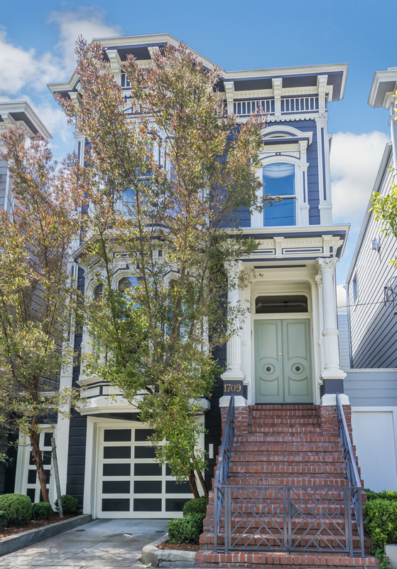 Full House creator Jeff Franklin bought the home that was used in the opening credits of the show.
