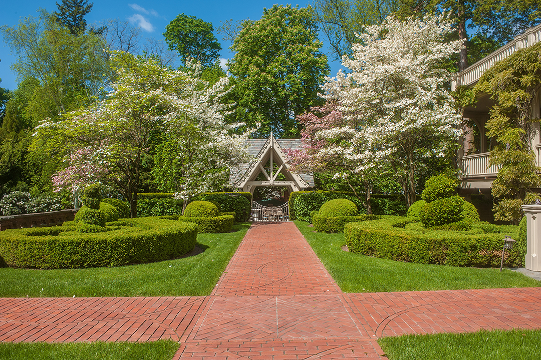 Fairytale English Manor In Greenwich Asks 15 9m Walkway