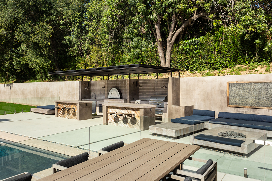 Kelly Clarkson Seeks To Breakaway From Her Stylish La Mansion Bbq