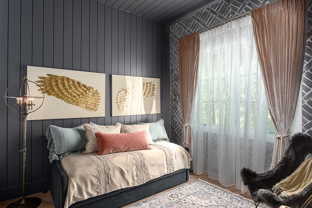 Kelly Clarkson Seeks To Breakaway From Her Stylish La Mansion Bedroom B