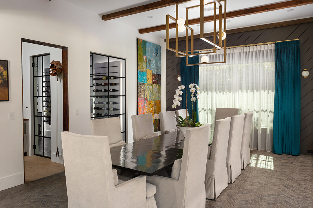 Kelly Clarkson Seeks To Breakaway From Her Stylish La Mansion Dining Room