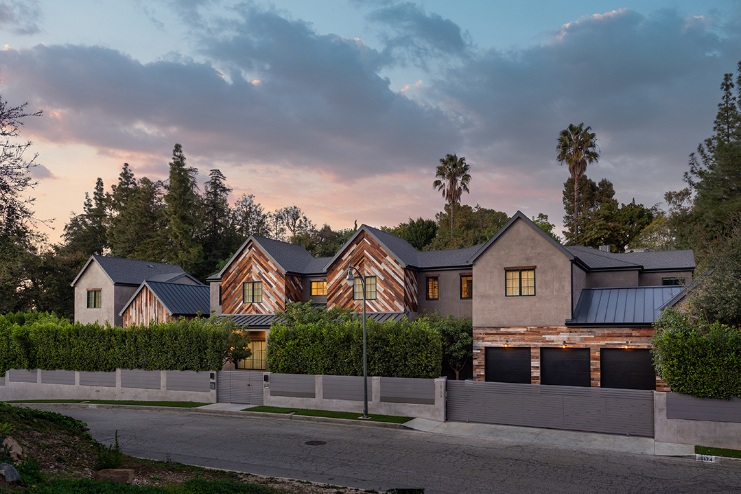 Kelly Clarkson Seeks To Breakaway From Her Stylish La Mansion Exterior Dusk