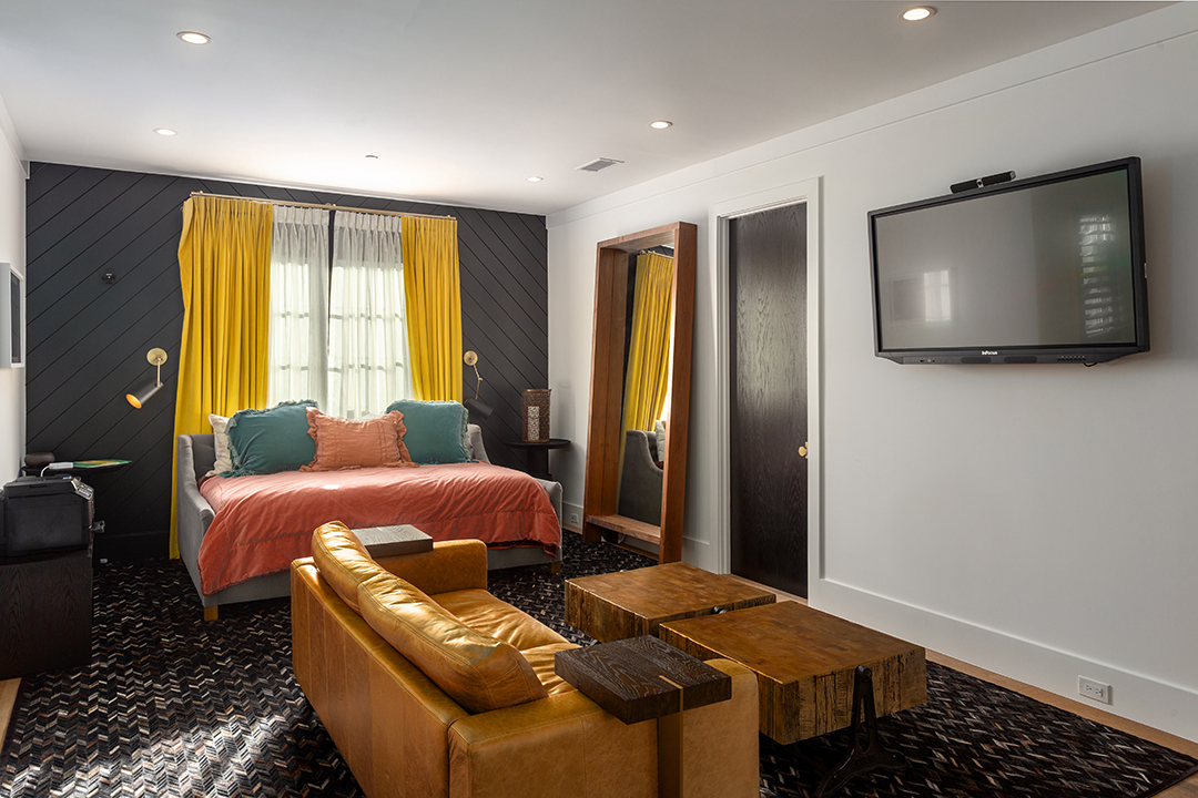 Kelly Clarkson Seeks To Breakaway From Her Stylish La Mansion Guest House