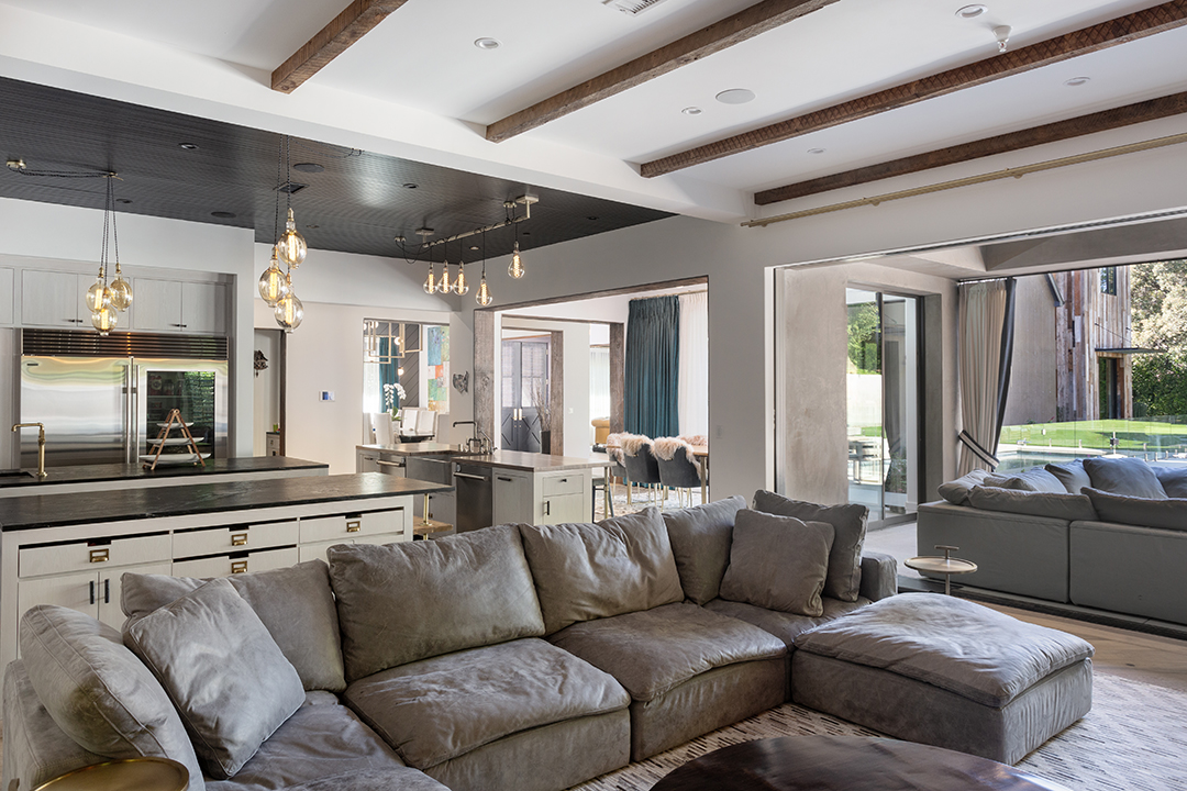 Kelly Clarkson Seeks To Breakaway From Her Stylish La Mansion Kitchen C