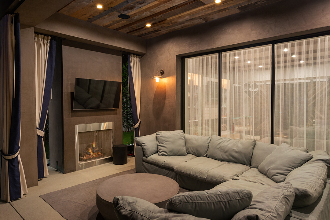 Kelly Clarkson Seeks To Breakaway From Her Stylish La Mansion Patio