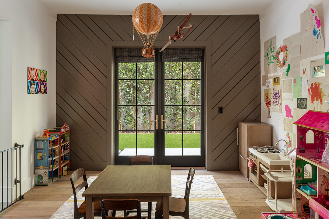 Kelly Clarkson Seeks To Breakaway From Her Stylish La Mansion Playroom