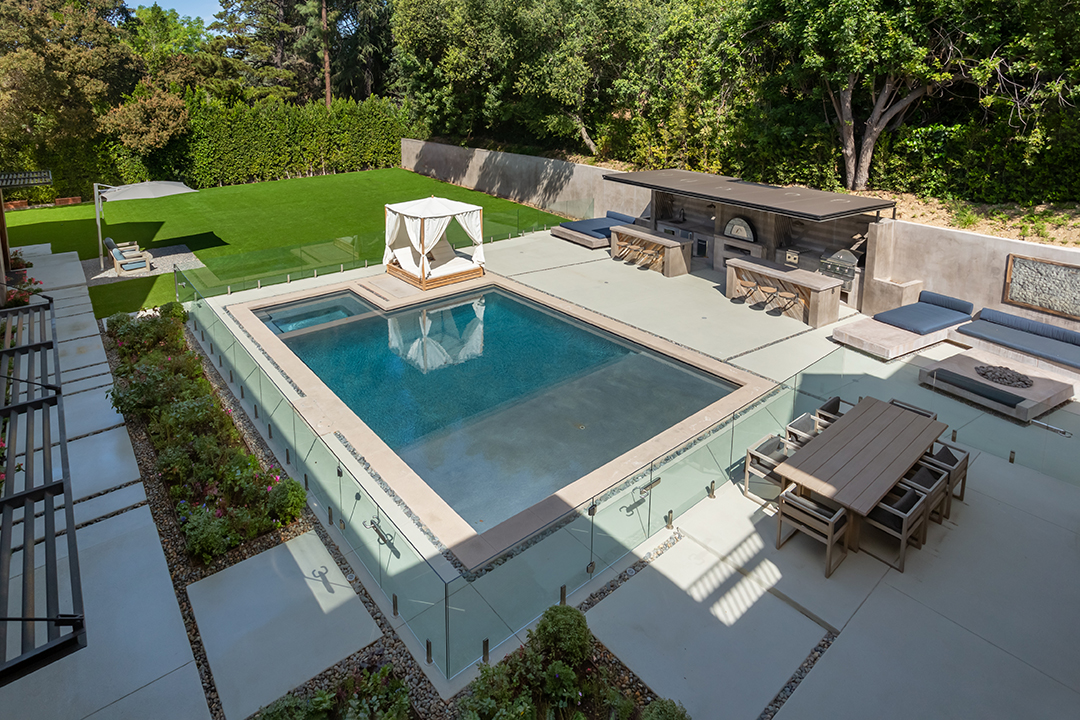 Kelly Clarkson Seeks To Breakaway From Her Stylish La Mansion Pool B