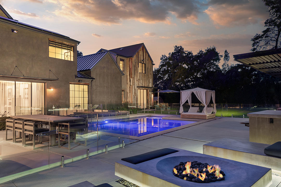 Kelly Clarkson Seeks To Breakaway From Her Stylish La Mansion Pool