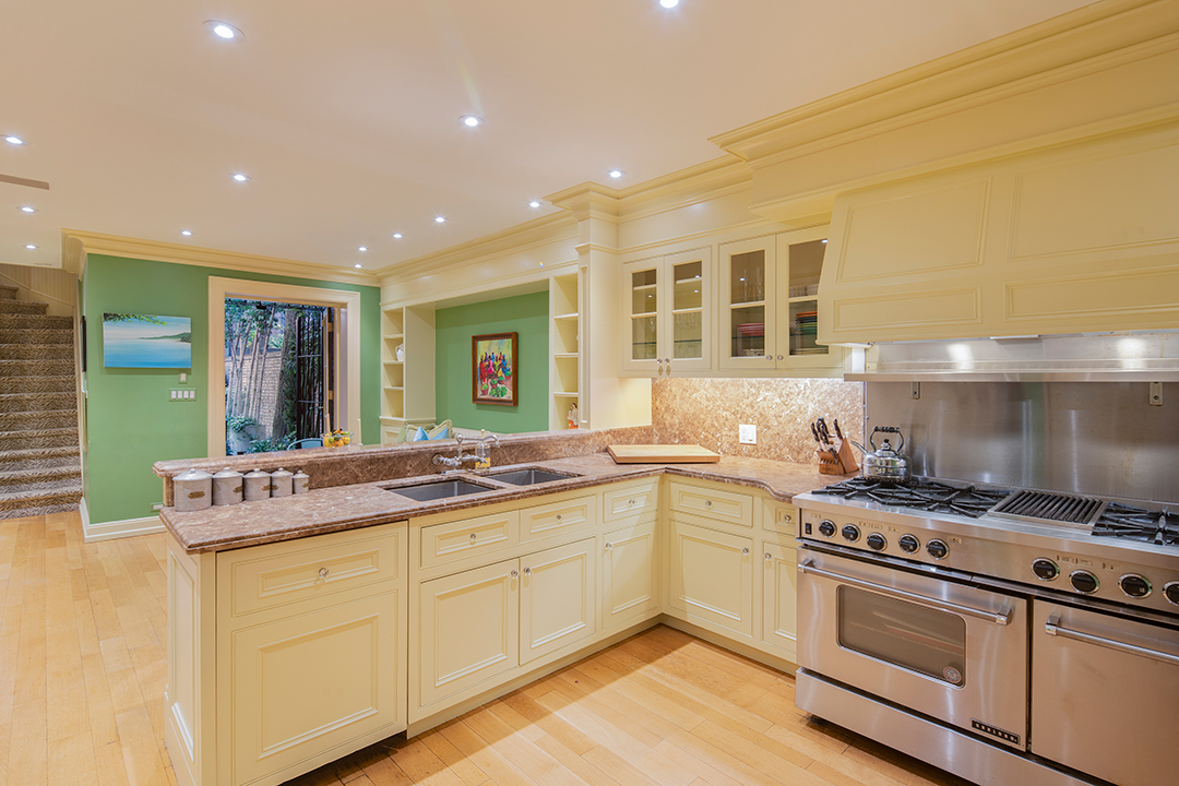 Upper East Side Childhood Home Of Gwyneth Paltrow Lists For 15 5m Kitchen