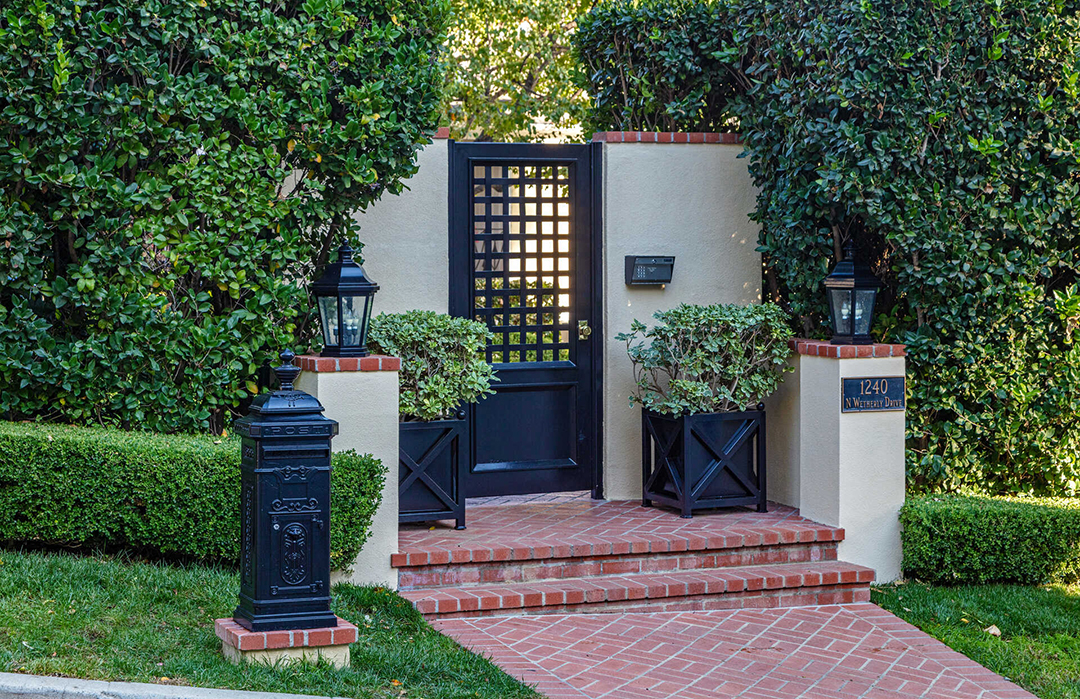 Golden Girls Star Estelle Gettys Charming Former La Home Hits The Market