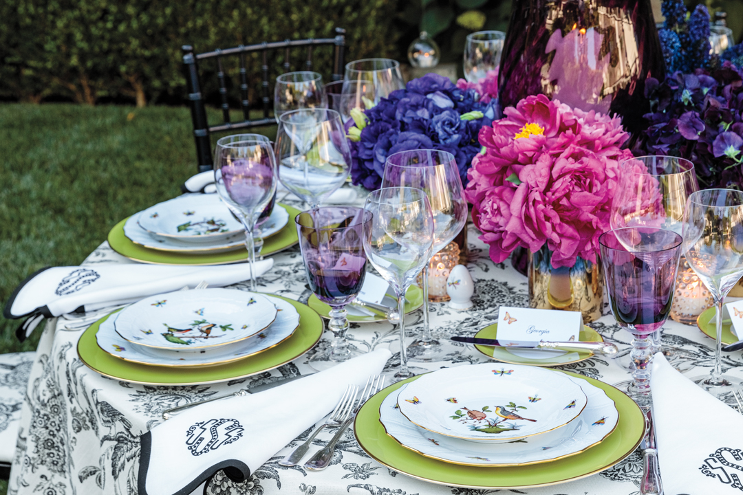 Stephanie Booth Shafran Hosts A Dinner In The Garden With Oscar De La Renta