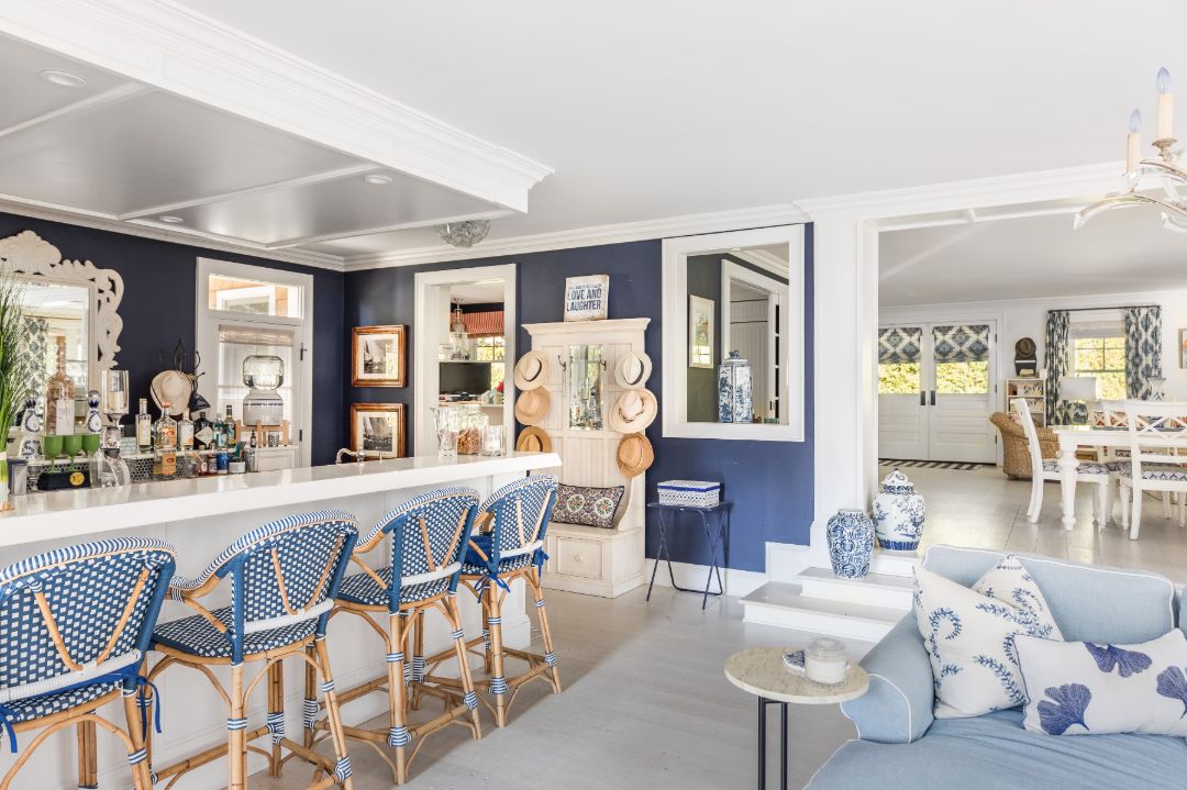 Southampton Historic District Traditional Home Bar Counter