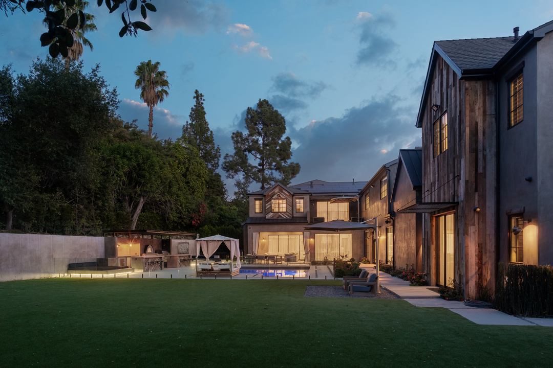 Kelly Clarkson Sells Encino Los Angeles Home Backyard