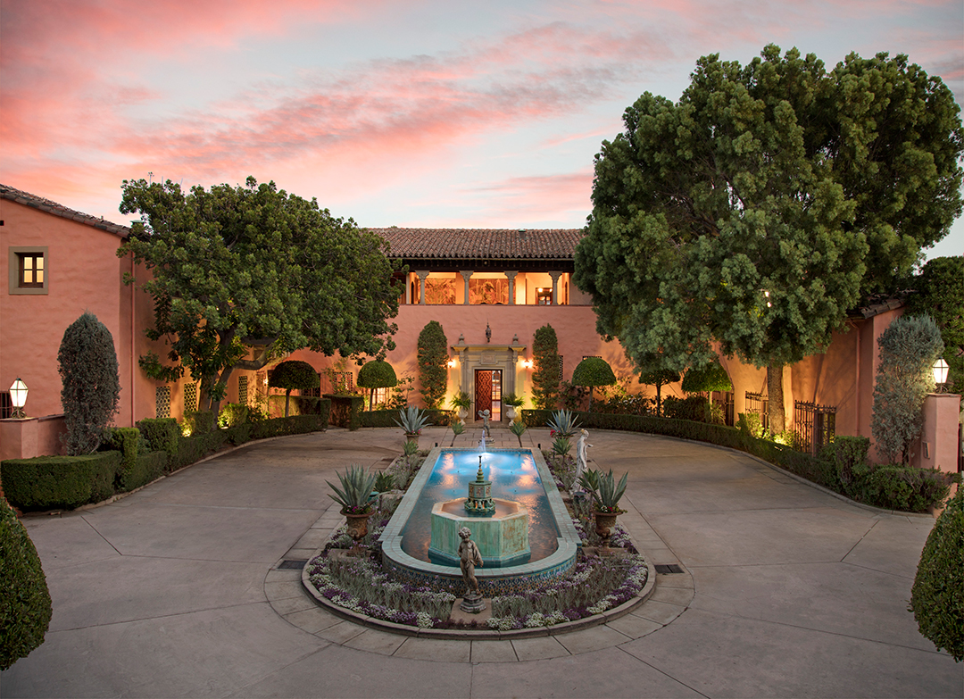 Las Iconic Hearst Estate Where Jfk And Jackie Honeymooned Just Sold At Auction Twilight Front Photo By Jim Bartsch