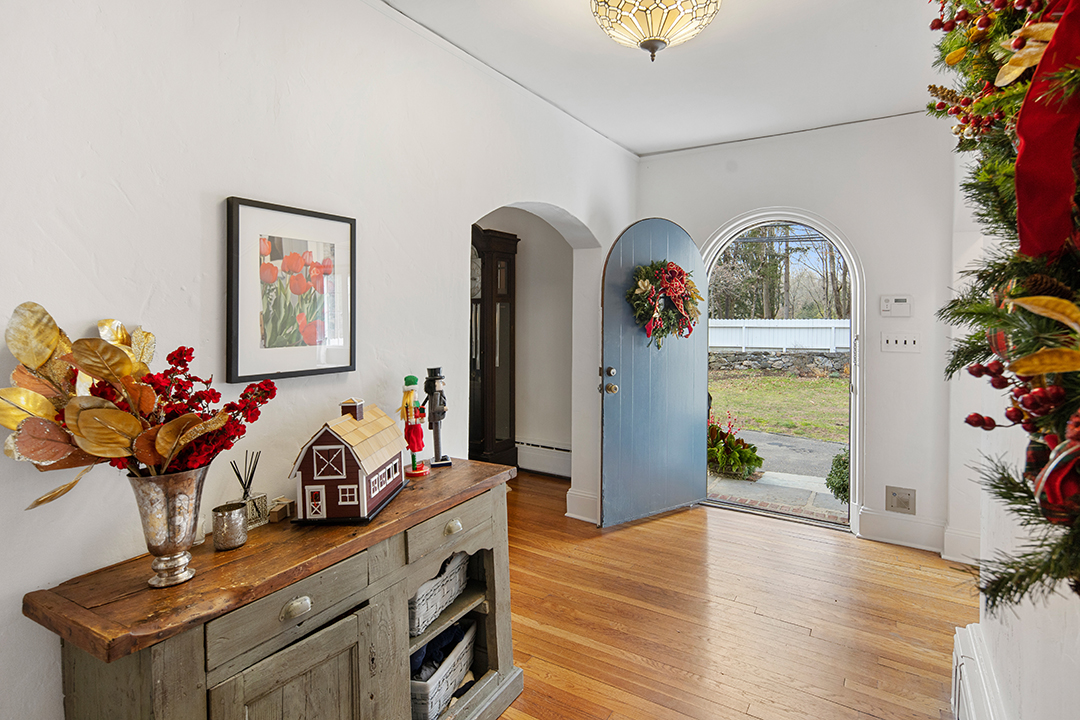 Greenwich Ct Tudor Decked Out In Christmas Decor Has Popped Up For Sale Entry