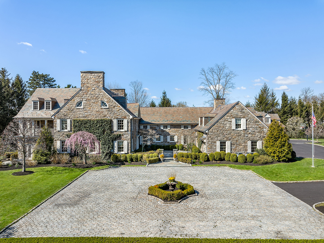 This Greenwich Estate Asking 13m Offers Ample Elegance And Amenities For Summer Fun B