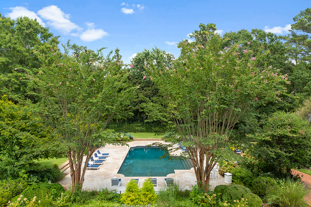 Mariah Carey Puts Her Traditional And Grand Atlanta Estate On The Market Zzzzz