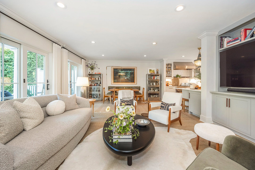 A Refreshed Greenwich Farmhouse Right In Town Asks 4 8m Zz