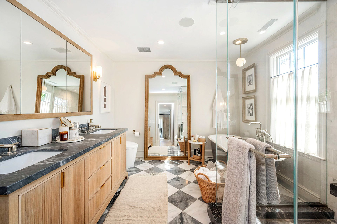 A Refreshed Greenwich Farmhouse Right In Town Asks 4 8m P