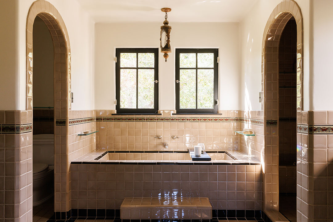 Red Hot Chili Peppers Guest Bathtub