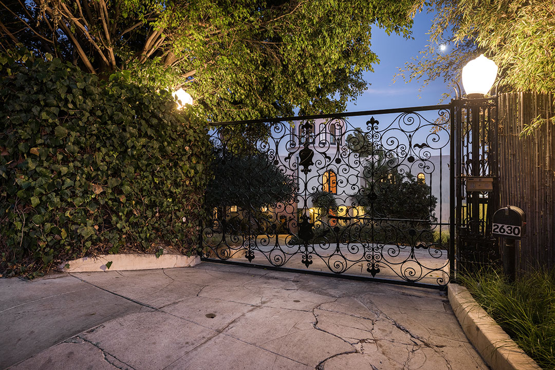 Red Hot Chili Peppers Gate