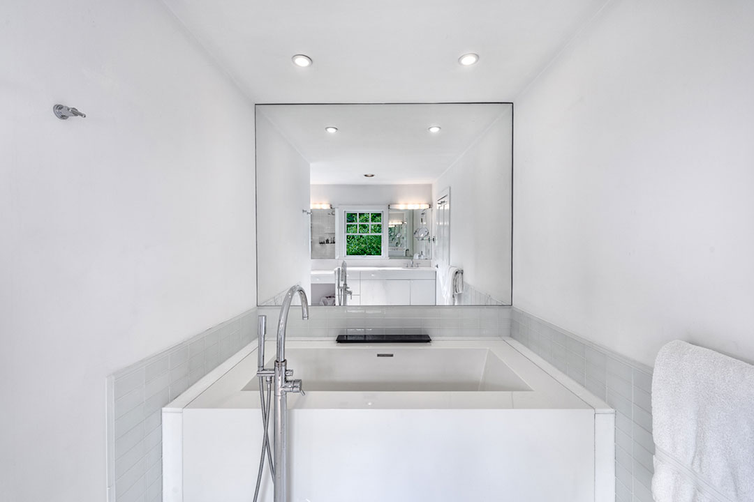 Jill Stuart Hamptons Bathtub