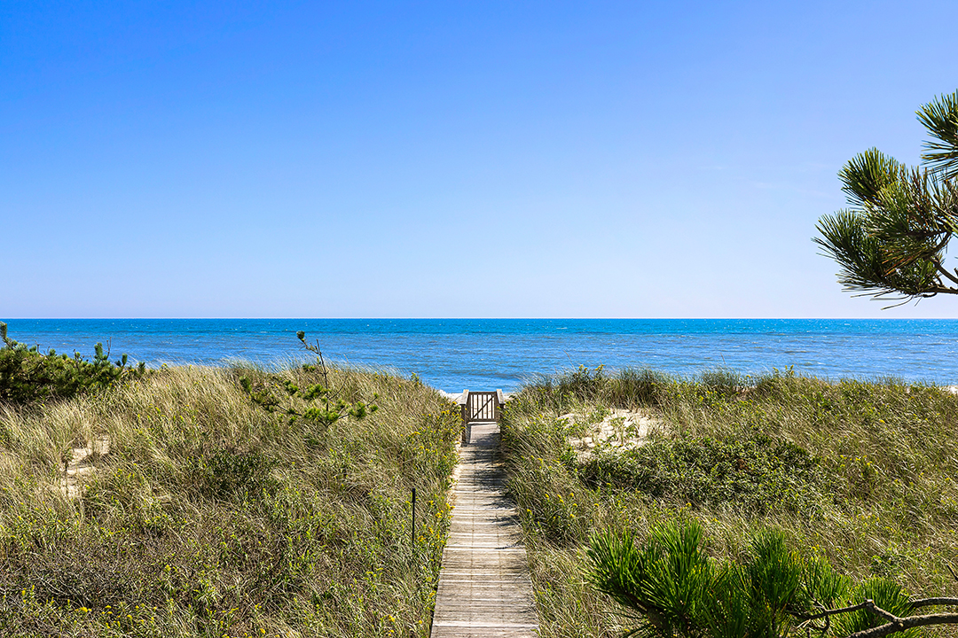 Hard Rock Cafe Co Founder Splashes Out 35m On A Beachfront East Hampton Home 51westendrd Easthamptonvillagenewyork Kyle Rosko Douglaselliman Photography 107700015 High Res