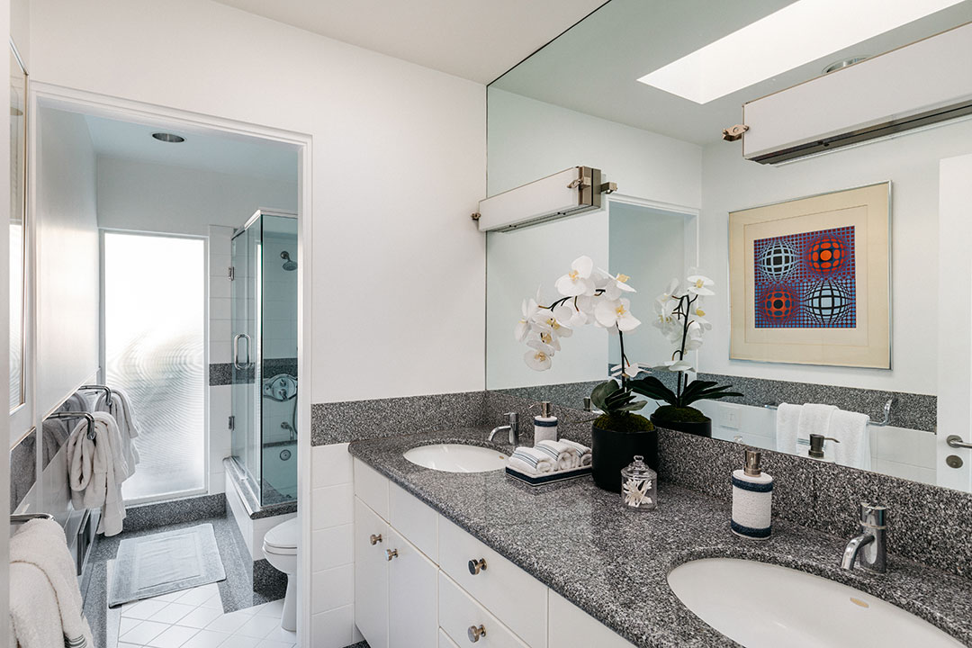 Robert Dinero Heat House Malibu Guest Bath