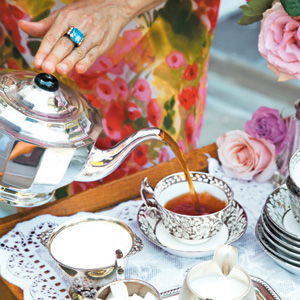 Miriam Landsman Hosts an Outdoor Tea Party at her Cotswold-Style Manor House in Greenwich