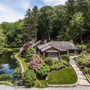 A $1.28M Picture-Perfect Property Lists in Weston