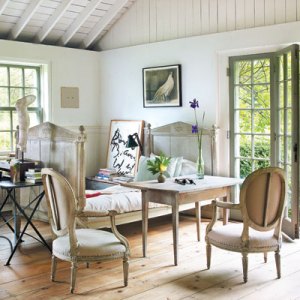 This Quiet Painter’s Cottage Is a Brimming with Flowers and Flea-Market Finds