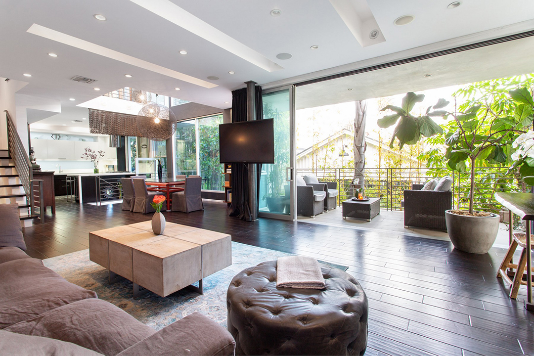 Living room with access to a terrace with greenery