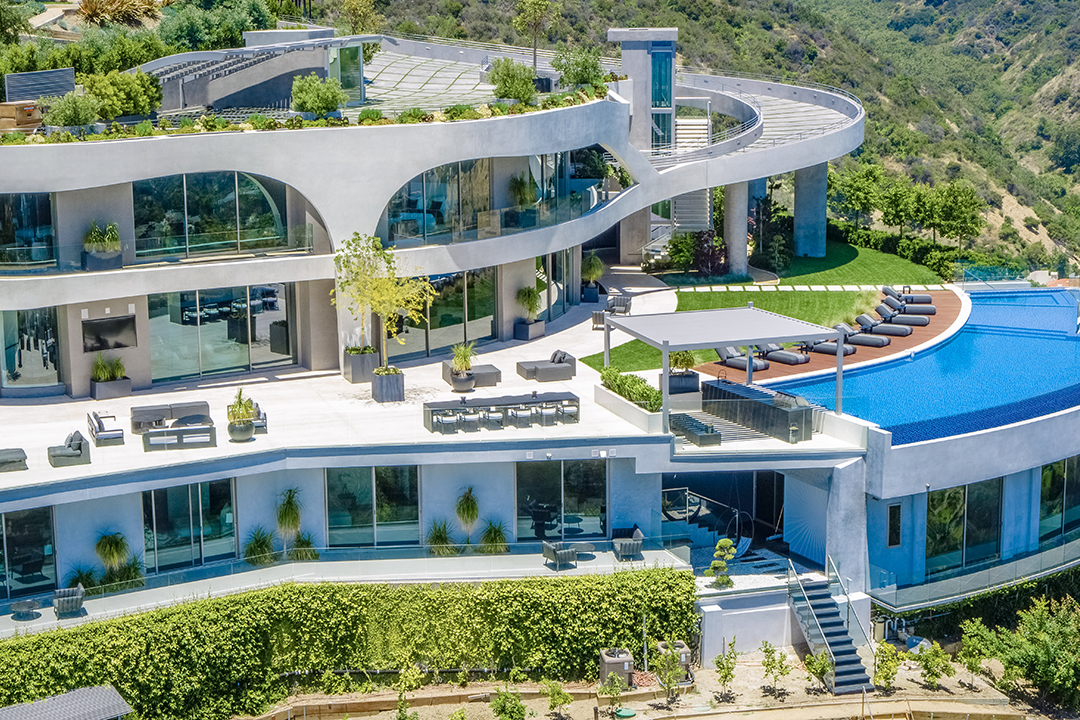 Contemporary Mansion with beautiful exterior