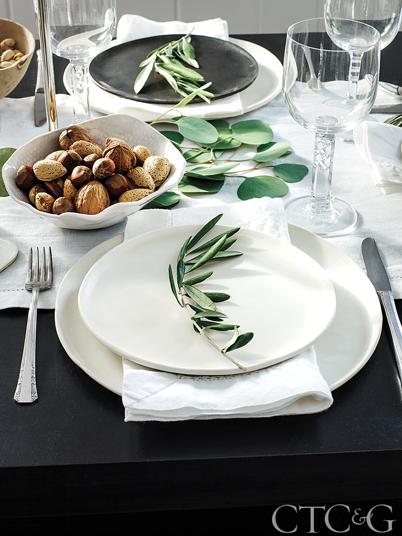 Tablesetting for a festive holiday meal.