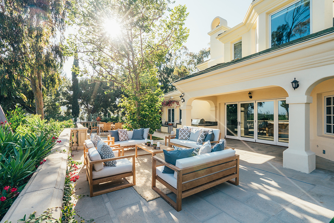 Pacific Palisades home outdoor lounge