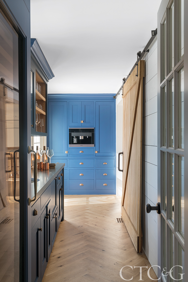 bar area with blue cabinets and a sliding barn door