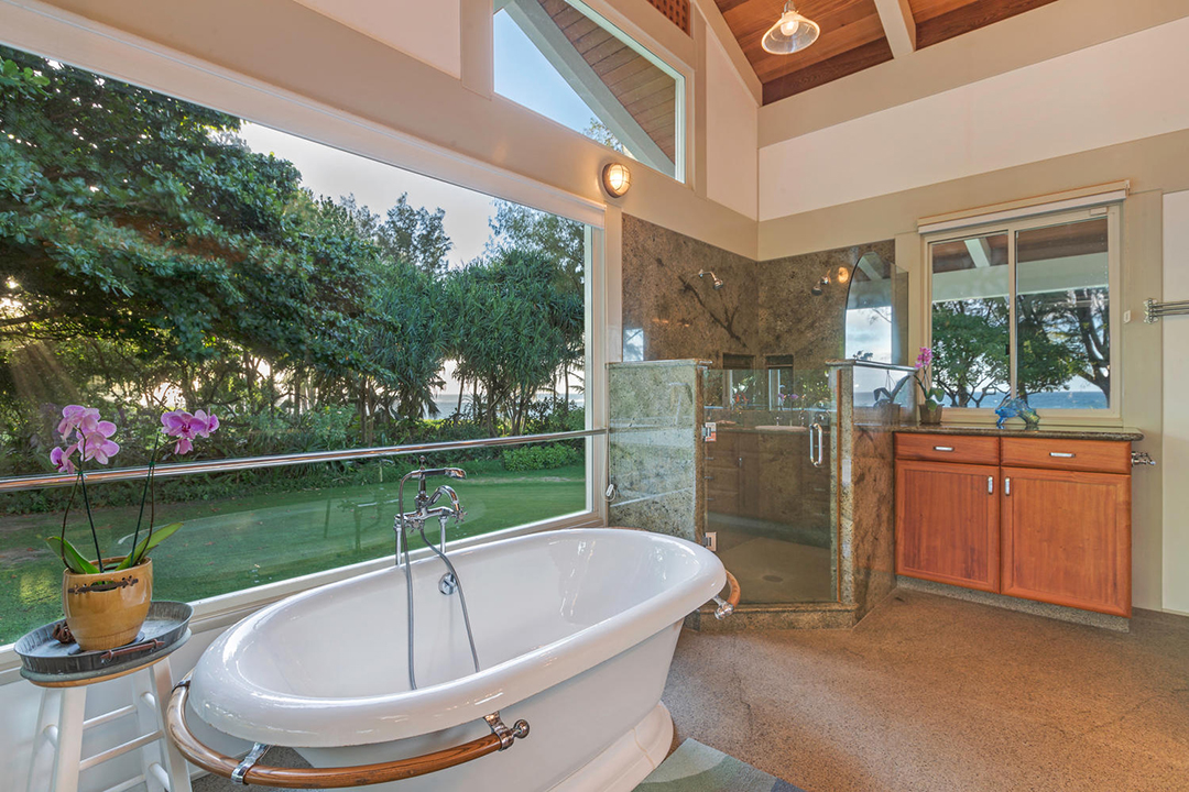 Bathtub at Craig T Nelson's Kauai home