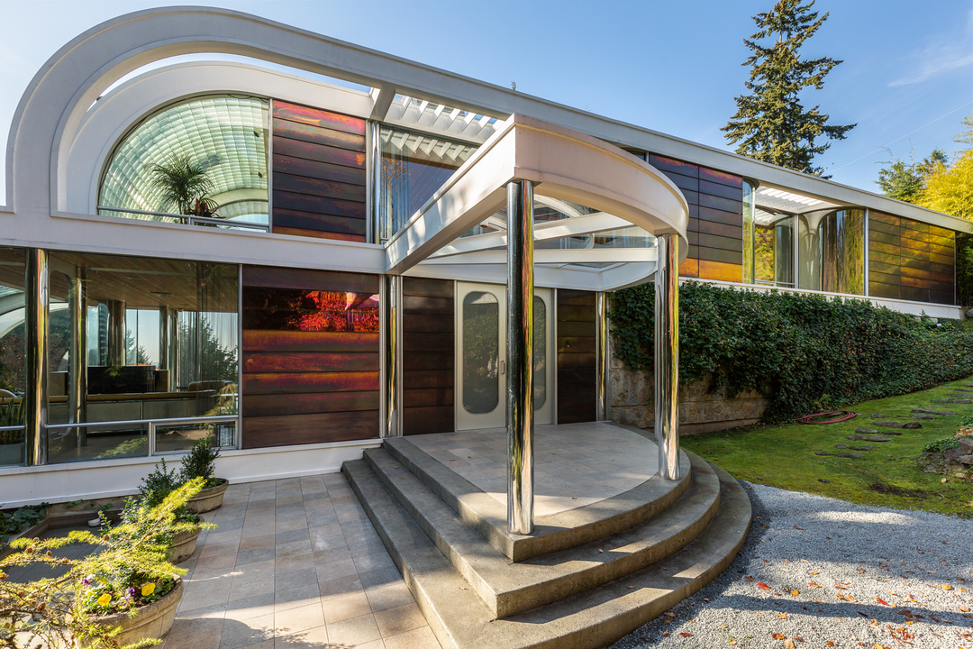 Iconic Canadian Home's entry