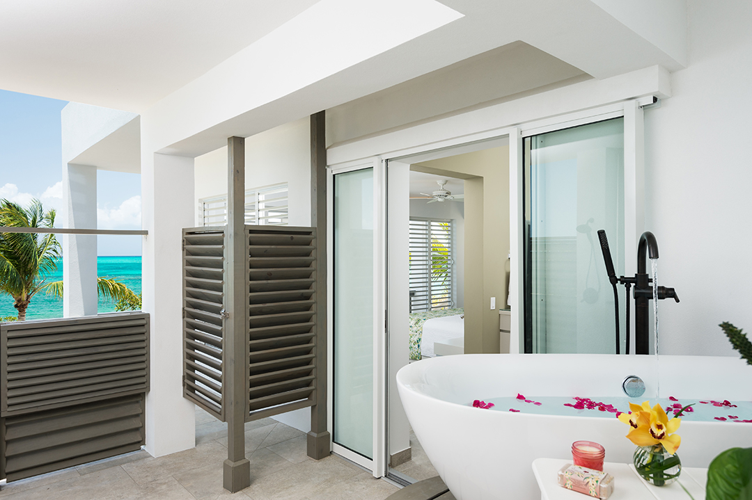 Oceanfront Turks and Caicos Villa Bathroom and tub