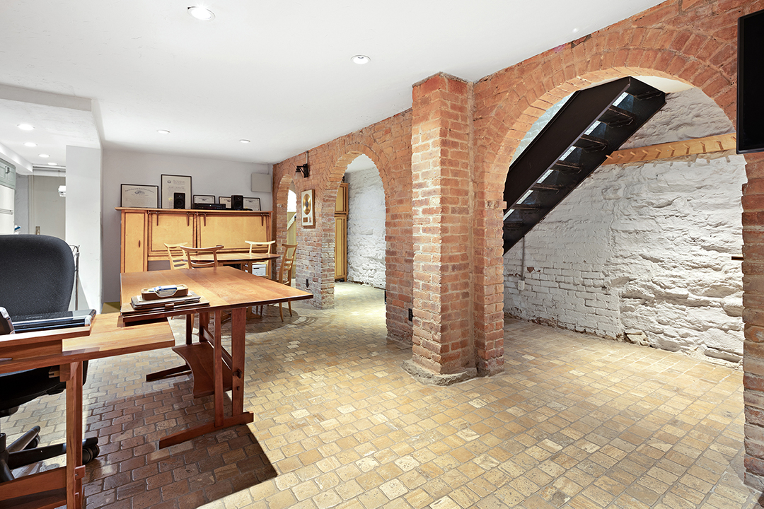 vCarrie Bradshaw Street Townhouse basement