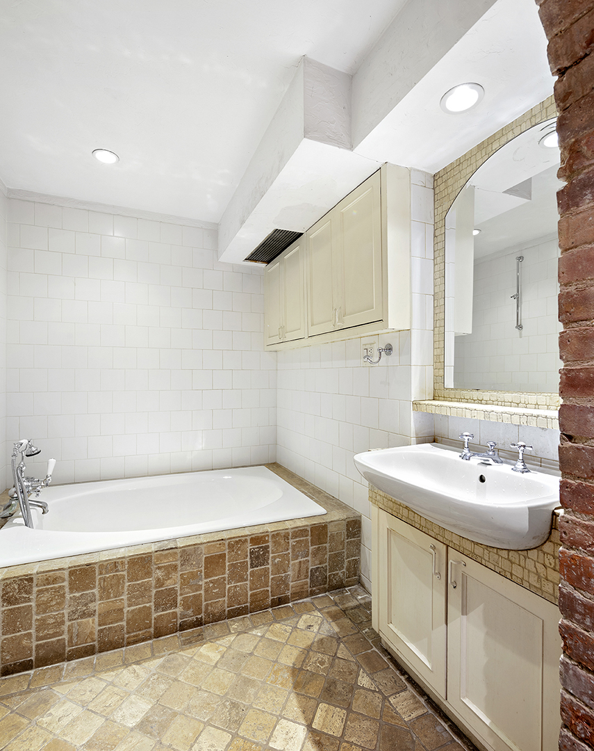 Carrie Bradshaw Street Townhouse bathroom