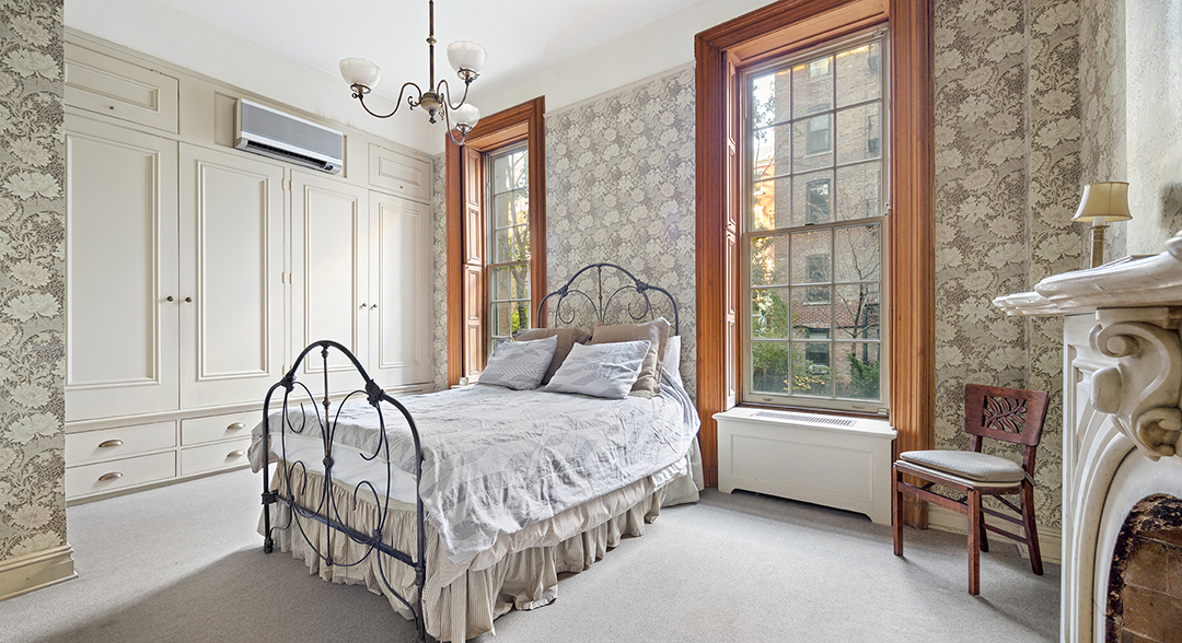 Carrie Bradshaw Street Townhouse bedroom