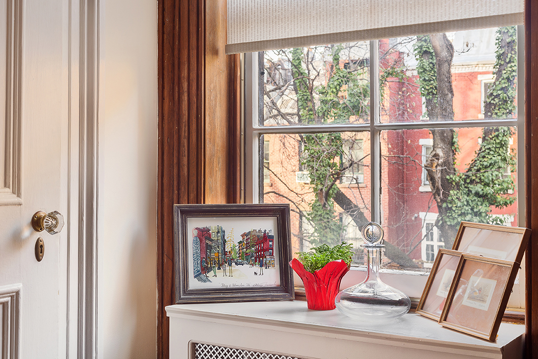 Carrie Bradshaw Street Townhouse windowsill