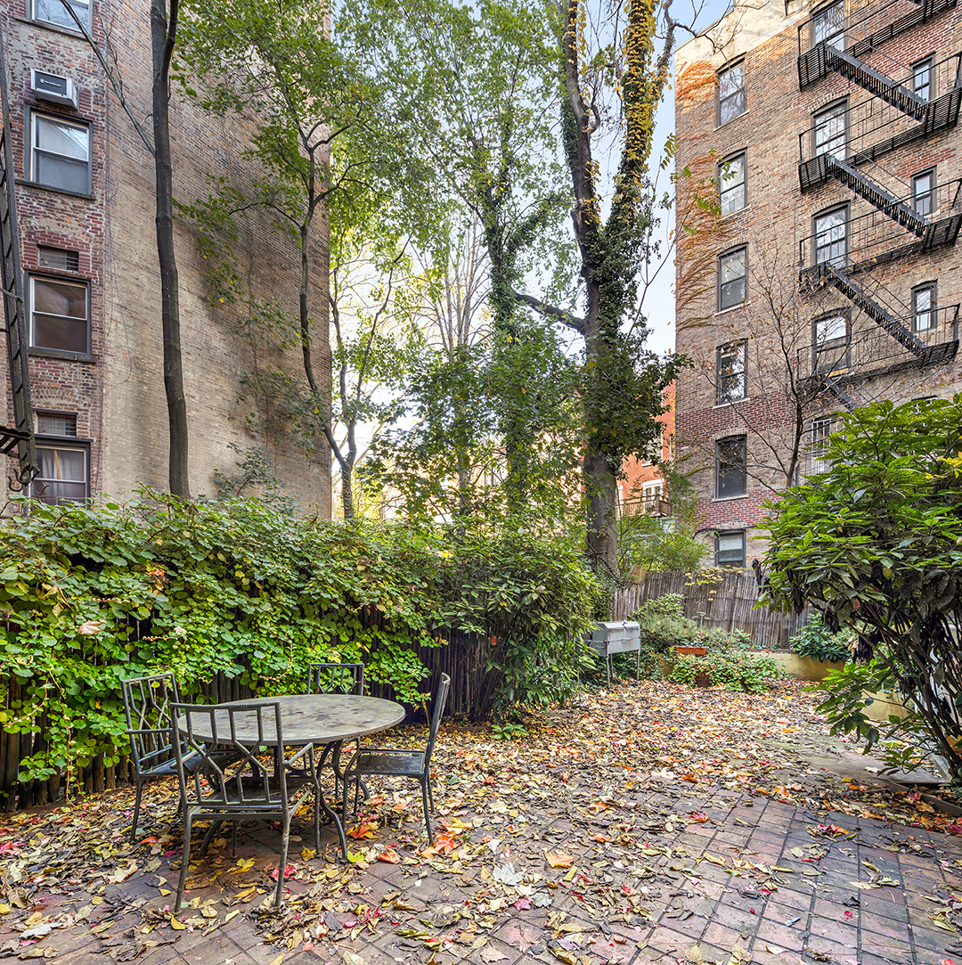 Carrie Bradshaw Street Townhouse communal space