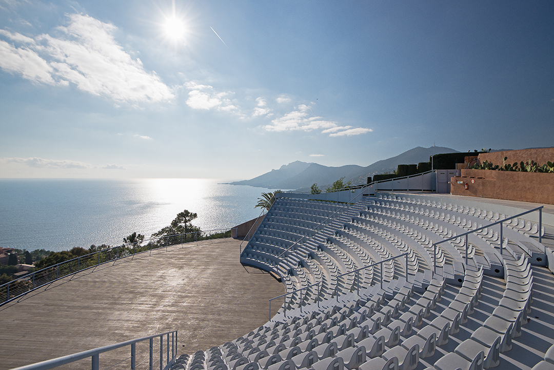 High Fashion Bubble Palace Near Cannes Awaits A Buyer Ampitheater