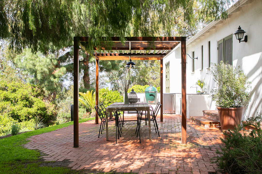 Home Once Owned By Both Zooey Deschanel And Mark Ruffalo Lists In Style Outside Dining