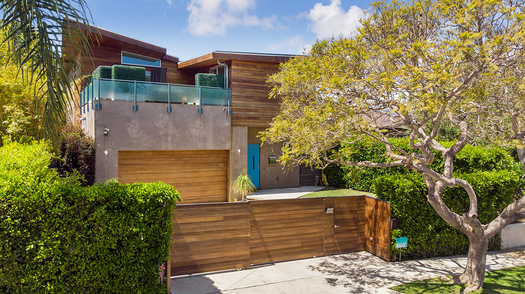 Jennifer Love Hewitts Pacific Palisades Home Lists For 4 2m Gates