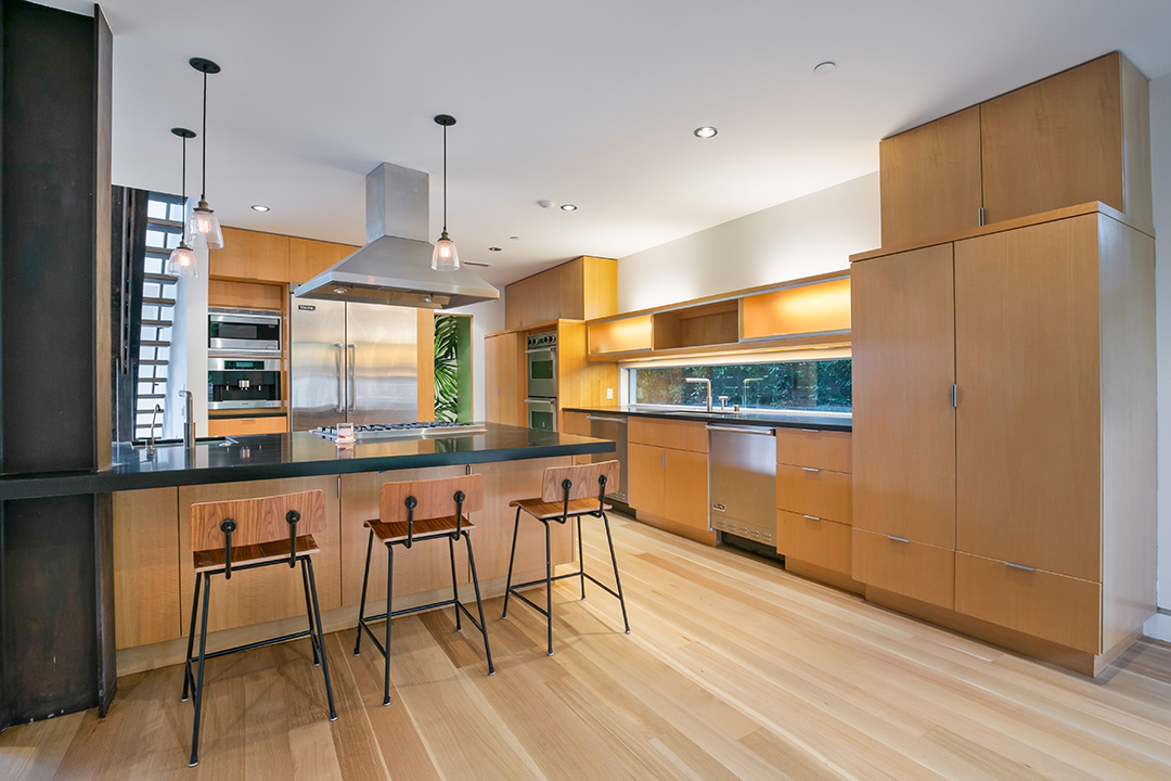 Jennifer Love Hewitts Pacific Palisades Home Lists For 4 2m Kitchen B