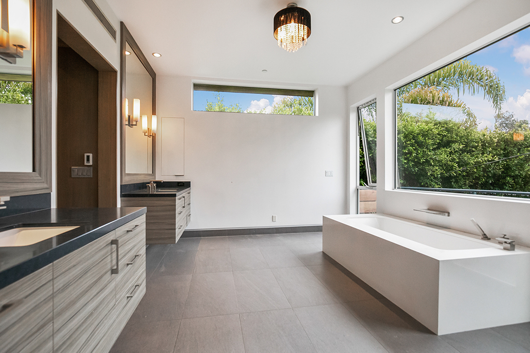 Jennifer Love Hewitts Pacific Palisades Home Lists For 4 2m Master Bath