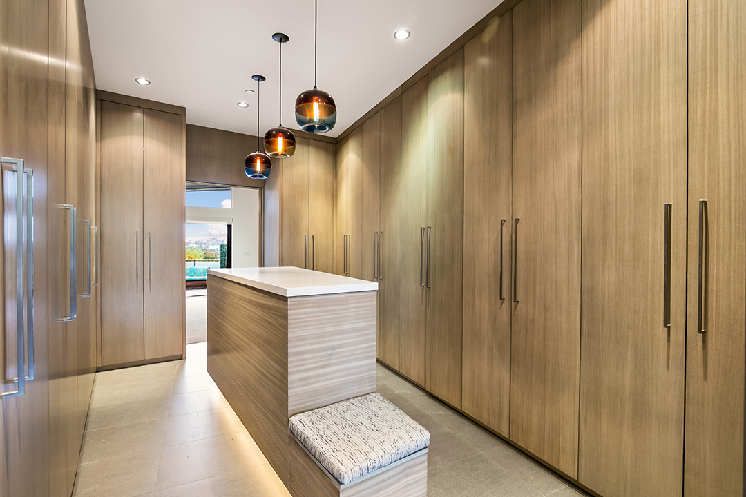 Jennifer Love Hewitts Pacific Palisades Home Lists For 4 2m Master Closet